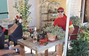 On trinque à la mini camarguaise... à bonne distance